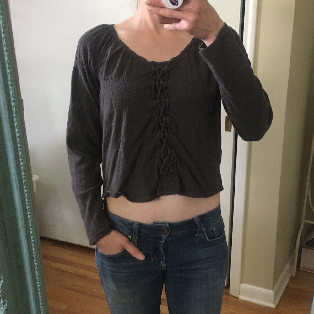 ✨ Closet Clear-out! ✨ American Eagle Gray Crop XS Long Sleeve Shirt